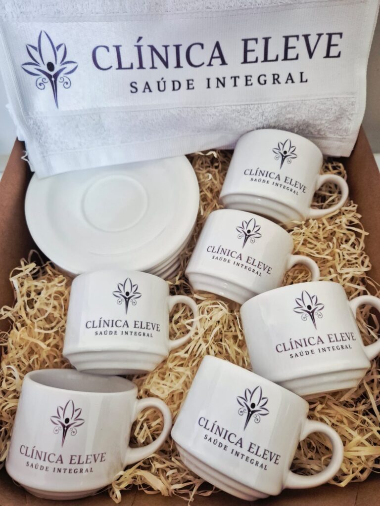 Kit com xícaras de porcelana e toalha personalizadas em caixa