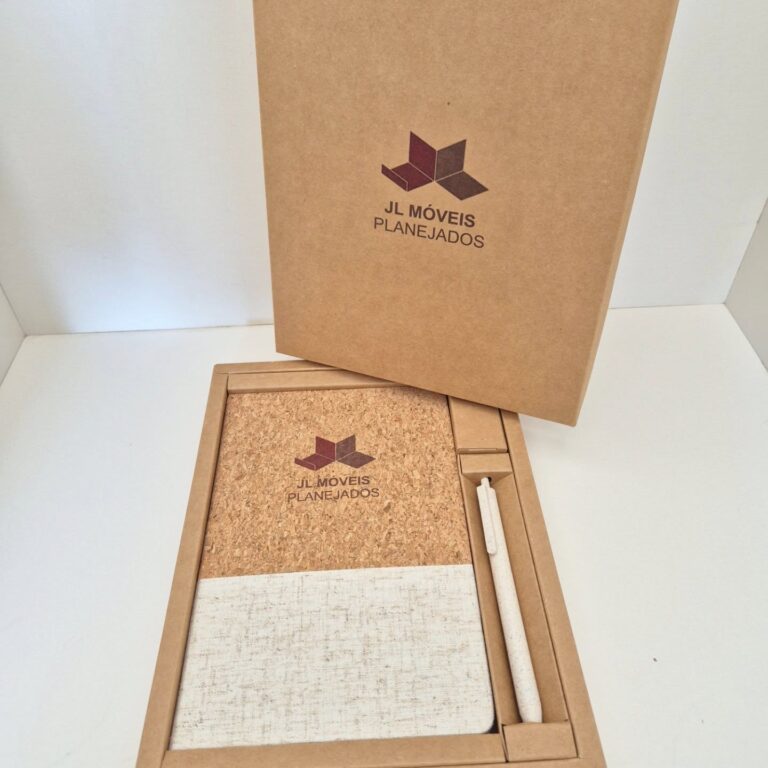 Kit caderno de cortiça com caneta e caixa kraft personalizada
